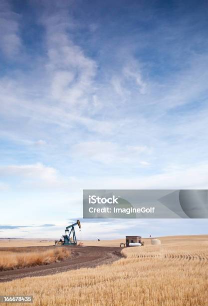 Foto de Prairie Pumpjack Nas Planícies Perto De Calgary Alberta e mais fotos de stock de Depósito