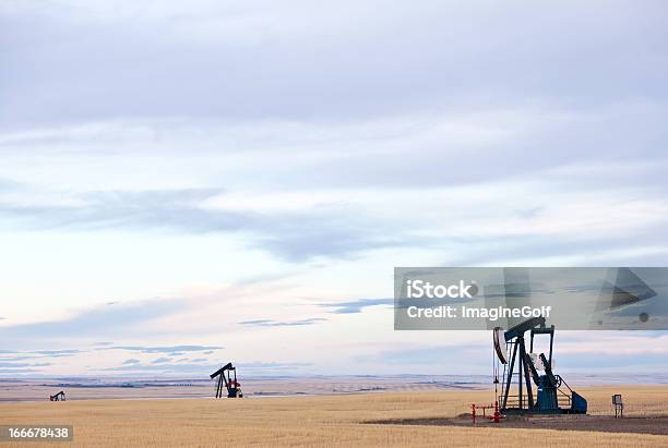 Prairie Pumpjacks - Fotografie stock e altre immagini di Petrolio - Petrolio, Pompa di estrazione petrolifera, Gas