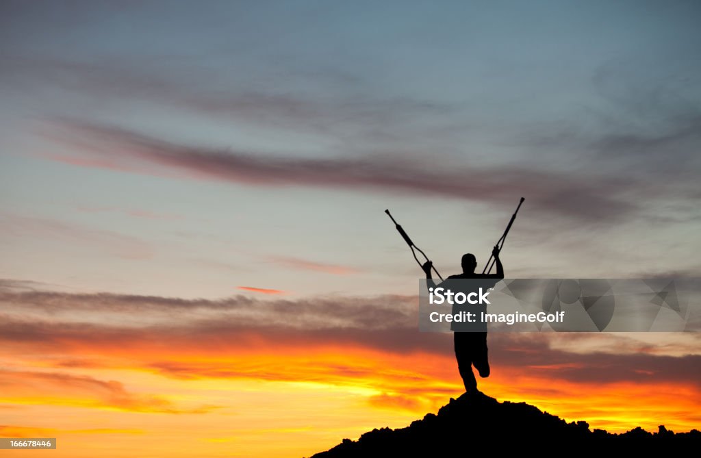 Silhouette d'un Amputé avec des béquilles relief - Photo de Amputé libre de droits