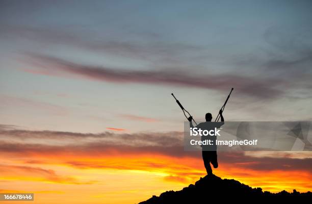 Silhueta De Um Amputado Com Crutches Elevado - Fotografias de stock e mais imagens de Amputado - Amputado, Dor, Liberdade