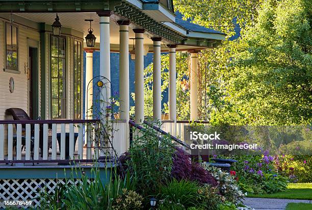 Eine Wunderschöne Viktorianische Veranda Stockfoto und mehr Bilder von Hausgarten - Hausgarten, Veranda, Niemand