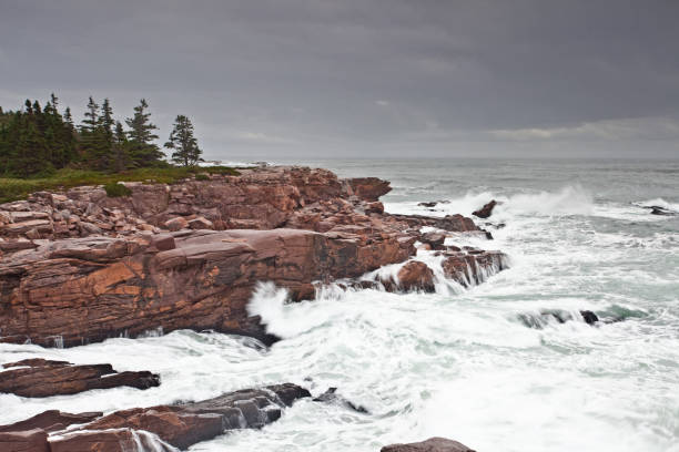 angry mar - nova scotia extreme terrain cape breton island landscape - fotografias e filmes do acervo