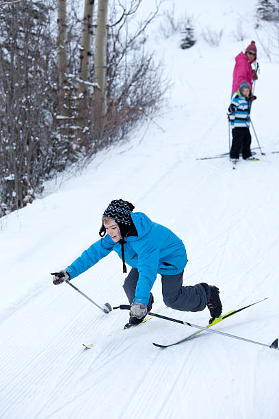 jovem esquiador a estoirar cross-country - golf child sport humor imagens e fotografias de stock