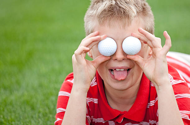 silly de golf junior - golf child sport humor photos et images de collection