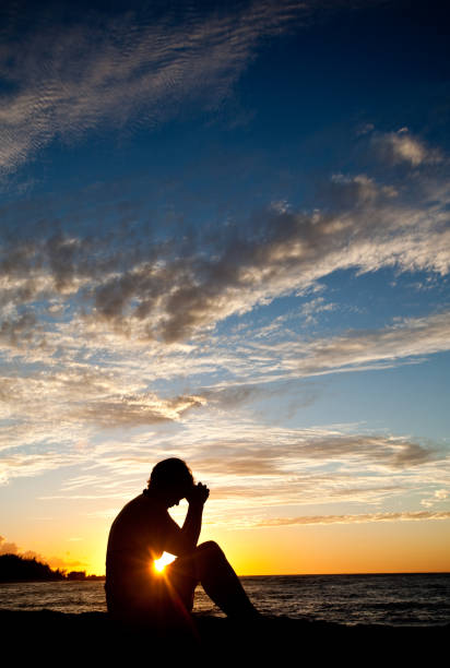 mujer de profundidad de burbuja - morning prayer fotografías e imágenes de stock