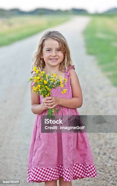 Mädchen Auf Der Schotterstraße Holding Blumen Stockfoto und mehr Bilder von Bildkomposition und Technik - Bildkomposition und Technik, Blick in die Kamera, Braun