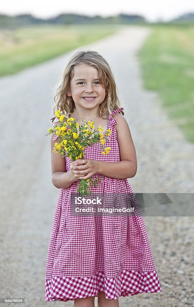 Menina em estrada de cascalho segurando Flores - Royalty-free Ao Ar Livre Foto de stock