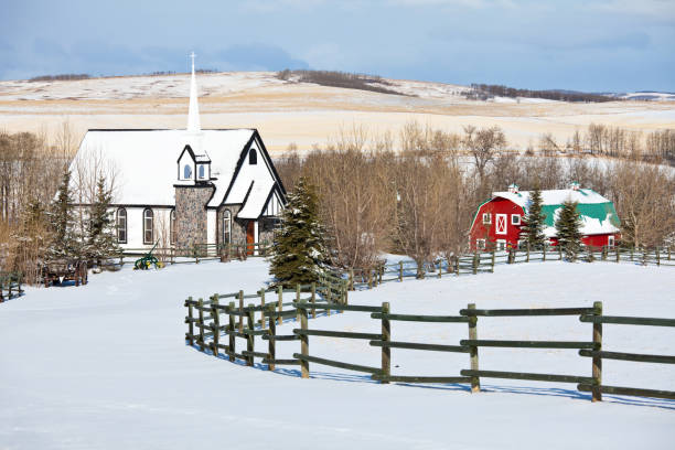 冬の国の教会 - prairie farm winter snow ストックフォトと画像