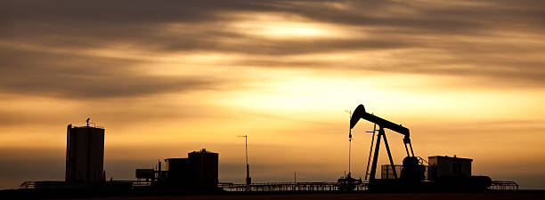 прерия pumpjack силуэт в panorama - oil pump oil industry alberta equipment стоковые фото и изображения