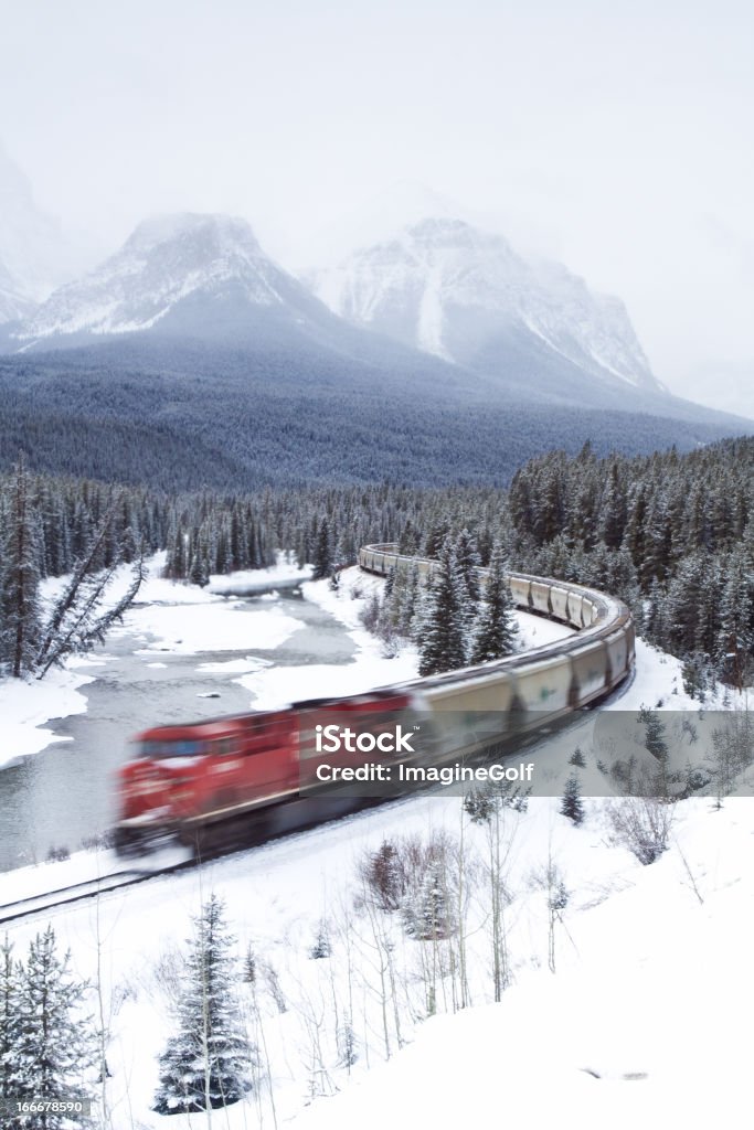 Red Zug Beschleunigung durch den Rocky Mountains - Lizenzfrei Güterzug Stock-Foto