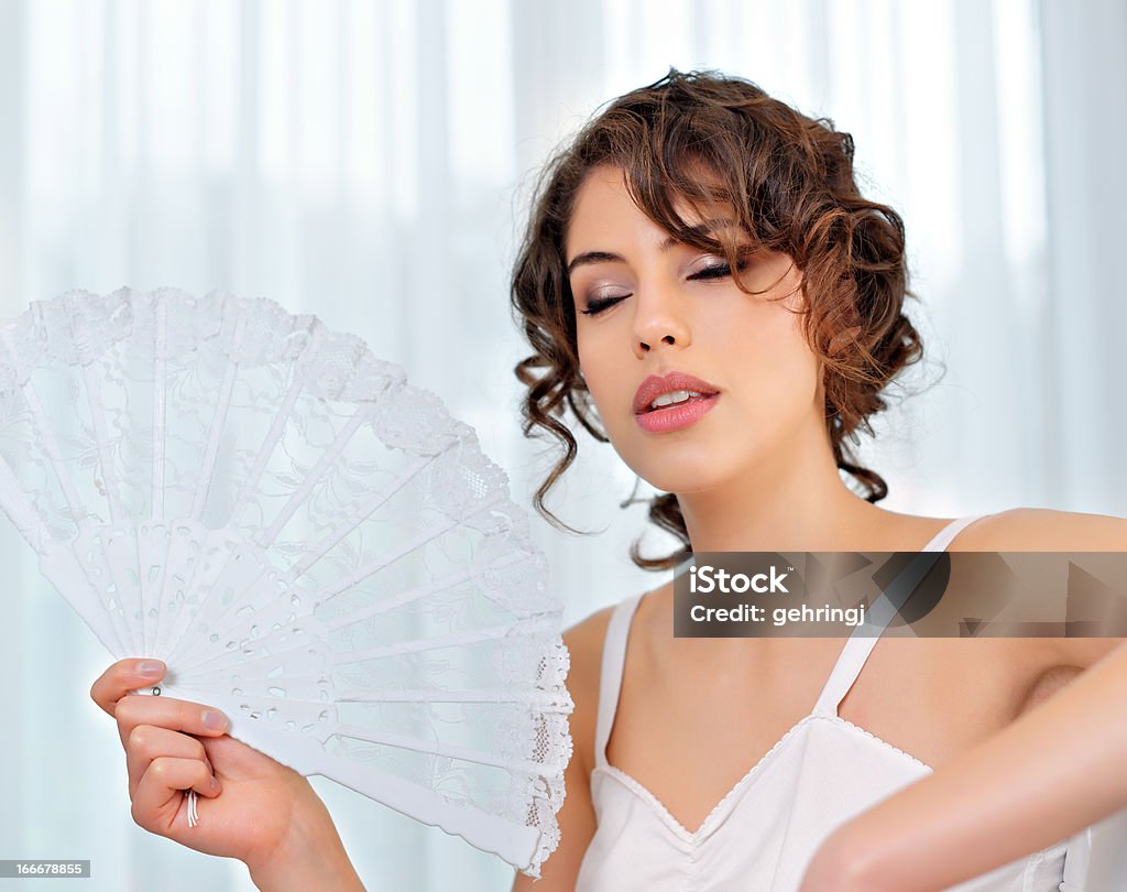 Bella mujer joven con ventilador de encaje - Foto de stock de 20 a 29 años libre de derechos