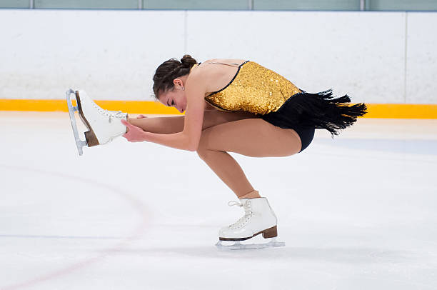 patinaje artístico en un juego - patinaje artístico fotografías e imágenes de stock