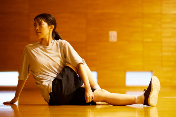 istock Japanese woman stretching at the gym 1666804884
