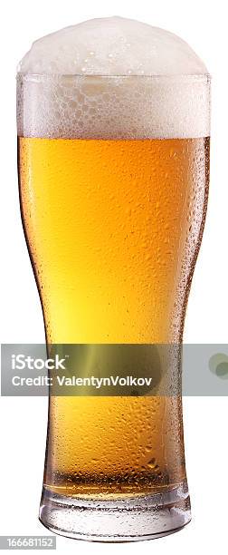 Birra In Vetro Su Sfondo Bianco - Fotografie stock e altre immagini di Alchol - Alchol, Bevanda spumosa, Bianco