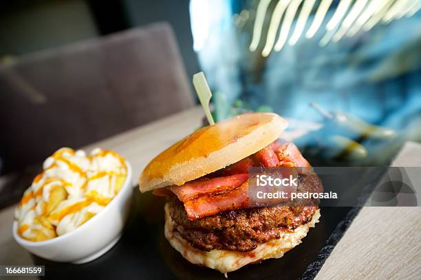 Burger - zdjęcia stockowe i więcej obrazów Bekon - Bekon, Bez ludzi, Burger