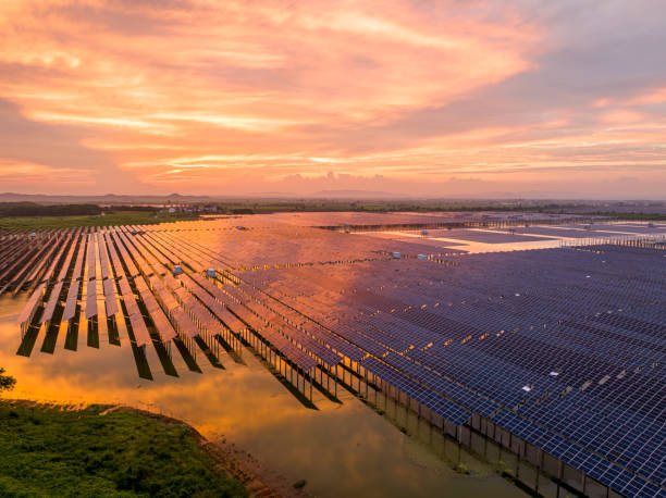 tramonto, produzione di energia fotovoltaica - in buona condizione foto e immagini stock