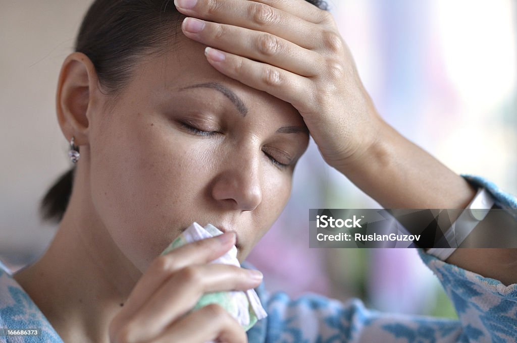 Junge Frau mit Taschentuch - Lizenzfrei Allergie Stock-Foto