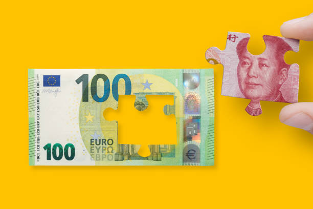 100-euro-schein isoliert auf gelbem hintergrund mit 100 yuan. konzept des wirtschaftskriegs zwischen der europäischen union und china - european union euro note currency forex european union currency stock-fotos und bilder