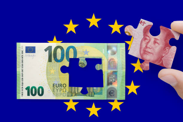 100-euro-schein isoliert auf einer eu-flagge mit 100 yuan. konzept des wirtschaftskriegs zwischen der europäischen union und china - european union euro note currency forex european union currency stock-fotos und bilder