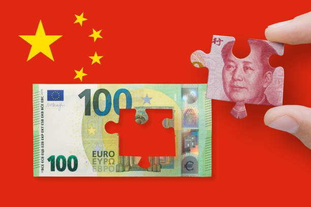 100-euro-schein isoliert auf einem hintergrund der chinesischen flagge mit 100 yuan. konzept des wirtschaftskriegs zwischen der europäischen union und china - european union euro note currency forex european union currency stock-fotos und bilder