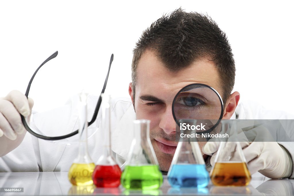 Científico trabajando en laboratorio con lupa - Foto de stock de Adulto libre de derechos