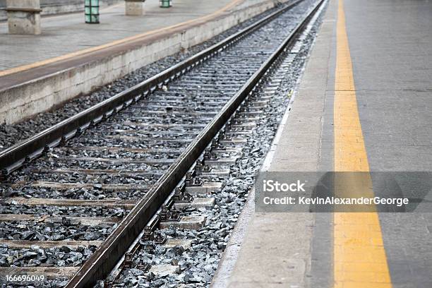 Via Férrea E Plataforma - Fotografias de stock e mais imagens de Molhado - Molhado, Via-férrea, Amarelo