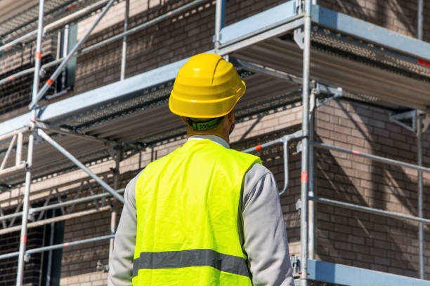 istock Symbol image: Architect in front of an apartment building under construction (model released) 1666973526