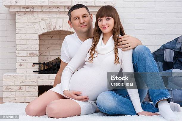 Porträt Von Einem Jungen Paar Wartet Für Baby Stockfoto und mehr Bilder von Attraktive Frau - Attraktive Frau, Bauch, Braunes Haar