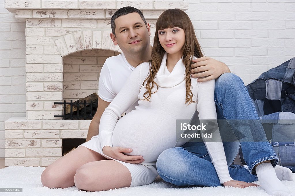 Retrato de um jovem Casal está à espera de Bebé - Royalty-free Abdómen Foto de stock