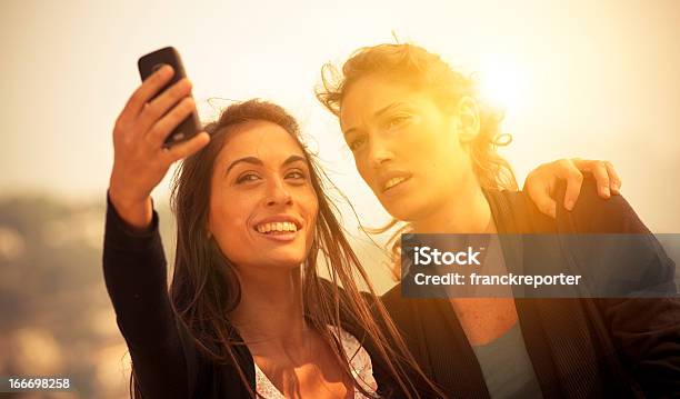 Femininos Amigos Tendo Um Autoretrato Imagens Ao Pôr Do Sol - Fotografias de stock e mais imagens de 20-24 Anos