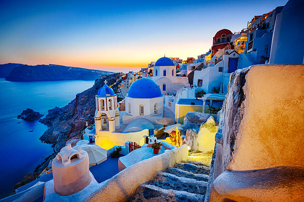 ロマンチックな旅行先イアヴィレッジ、サントリーニ島、ギリシャ - santorini greece oia sunset ストックフォトと画像