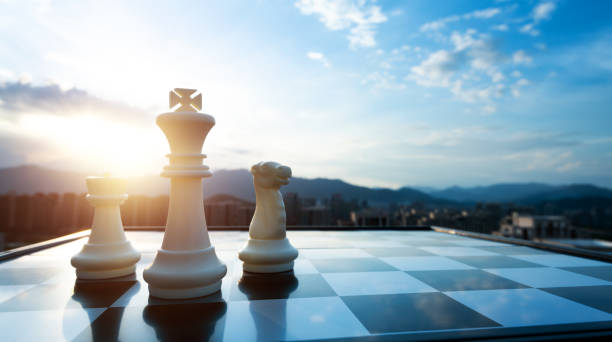 istock Chess king, pawn and knight on city background 1667006382