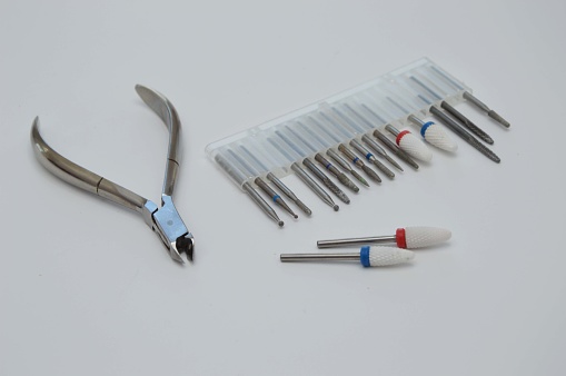 Herramientas de manicura y pedicura. Un conjunto de cortadores de diferentes tamaños en un soporte de contenedor para manicura de hardware y pinzas de cutícula. photo