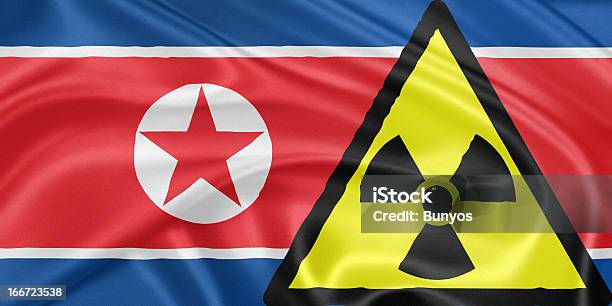 Ilustración de Corea Del Norte Y En El Nuclear y más Vectores Libres de Derechos de Arma nuclear - Arma nuclear, Corea del Norte, Armas de destrucción masiva