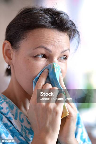 Frau Mit Taschentuch Stockfoto und mehr Bilder von Allergie - Allergie, Erkältung, Erkältung und Grippe