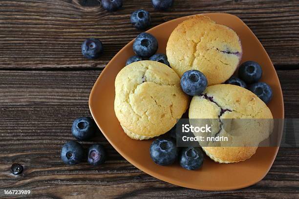 Muffin Z Jagodami - zdjęcia stockowe i więcej obrazów Bez ludzi - Bez ludzi, Ciastko, Ciasto