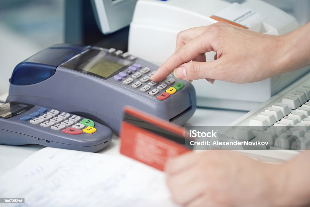 Verificación de la tarjeta de crédito. - Foto de stock de Actividad comercial libre de derechos