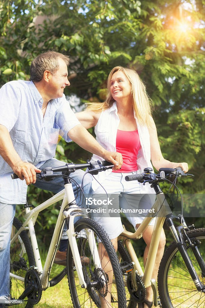 Ciclismo idosos - Foto de stock de 30 Anos royalty-free