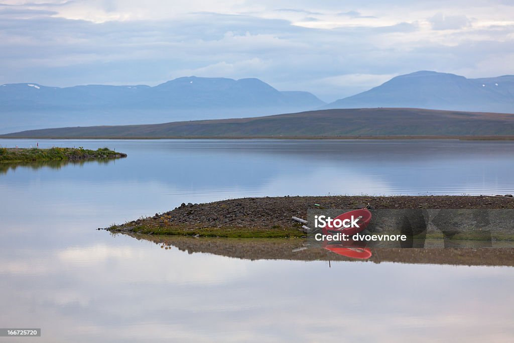 Islanda acqua paesaggio con barche rosso - Foto stock royalty-free di Acqua