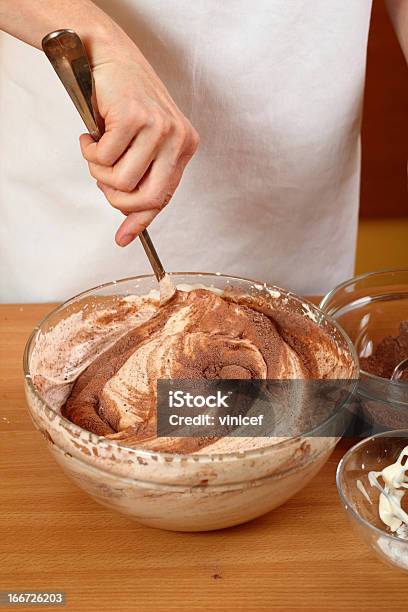 Mischen Cocoa Powder Mehl Und Geschlagen Ei Stockfoto und mehr Bilder von Aktivitäten und Sport - Aktivitäten und Sport, Aufschäumen, Ausbackteig