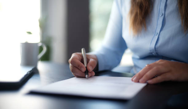 businesswoman signing an official document - testament fotos stockfoto's en -beelden