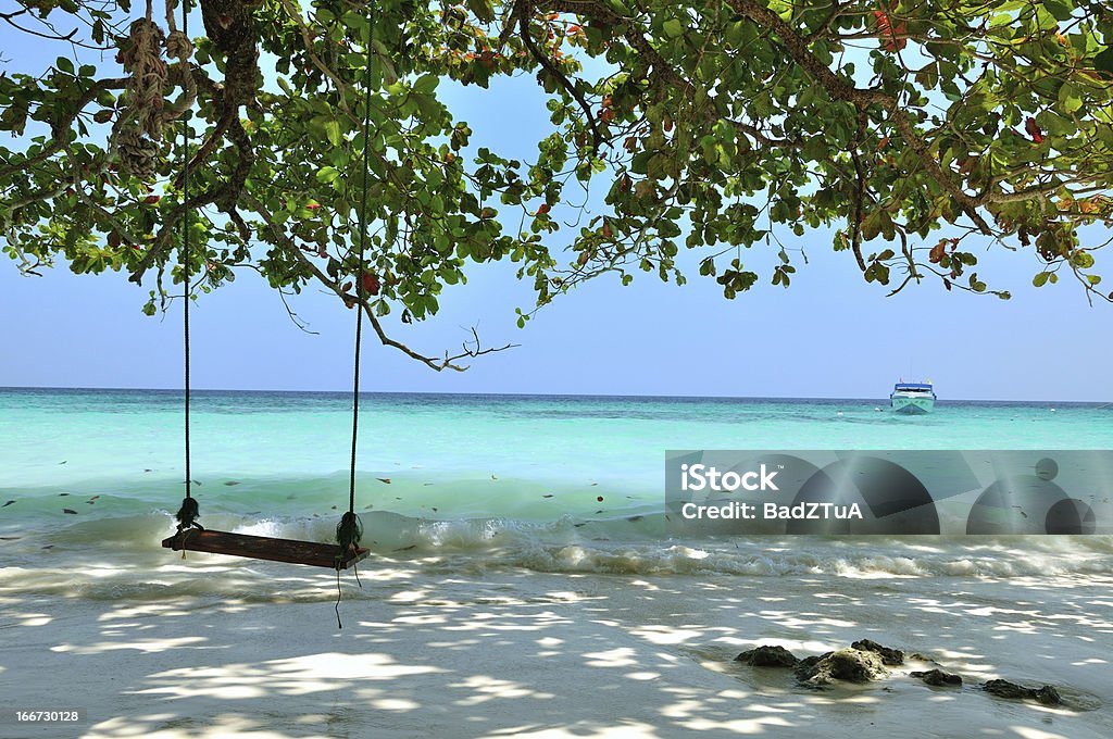 Swing sulla spiaggia di isola Similan, Thailandia. - Foto stock royalty-free di Albero