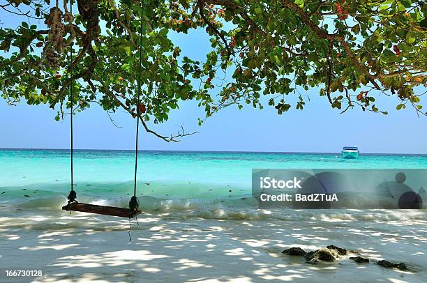 Swing Sulla Spiaggia Di Isola Similan Thailandia - Fotografie stock e altre immagini di Albero - Albero, Altalena, Altalena di corda