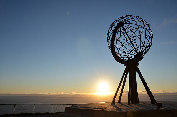nordkapp (cabo norte) en la medianoche sol - sol de medianoche fotografías e imágenes de stock