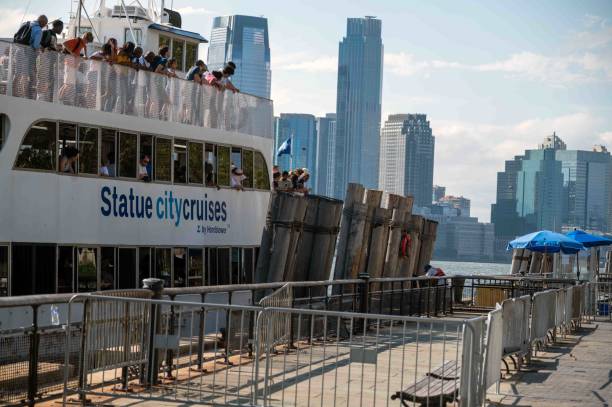turisti sulla barca da crociera di statue city skyline di new york city - ferry new york city ellis island new york state foto e immagini stock