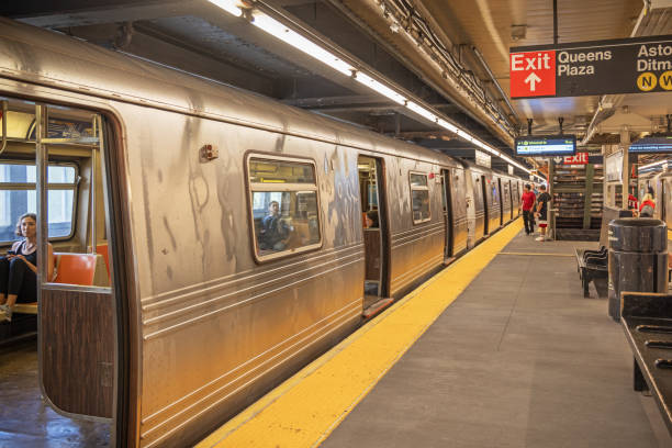 treno della metropolitana alla piattaforma - subway station subway train new york city people foto e immagini stock