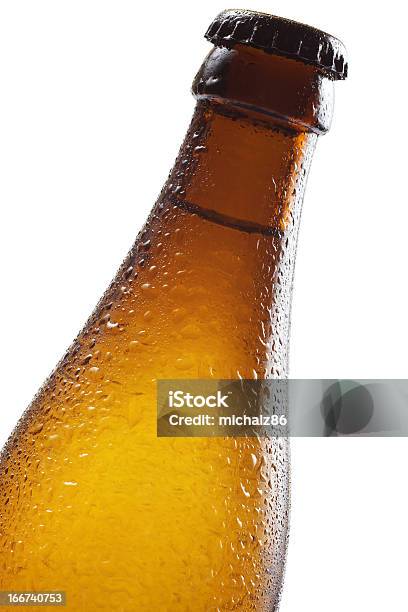 Botella De Cerveza Y Gotas Foto de stock y más banco de imágenes de Agua - Agua, Amarillo - Color, Beber