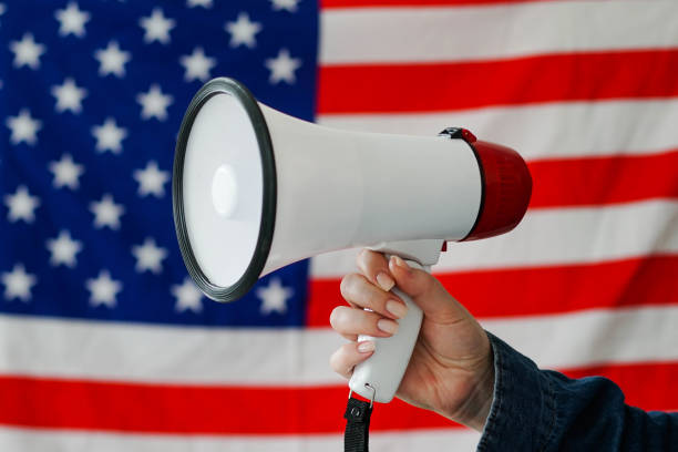 campaña electoral en concepto usa. megáfono sobre fondo de bandera estadounidense de cerca. protestas en estados unidos. - american justice audio fotografías e imágenes de stock