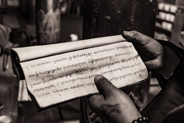 チベットの僧侶が僧院で手書きのテキストを持っている - tibet monk buddhism tibetan culture ストックフォトと画像