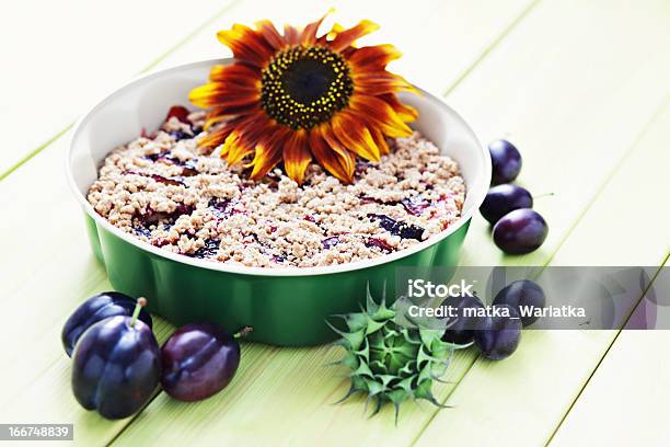 Pastel De Levadura Foto de stock y más banco de imágenes de Ciruela - Ciruela, Dulces, Fotografía - Imágenes